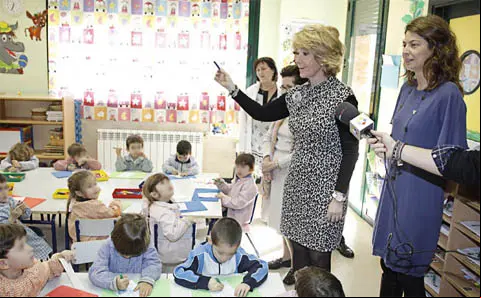 La presidenta regional, Esperanza Aguirre, y la consejera de Educación, Lucía Figar, en una visita a un colegio público en el Ensanche de Vallecas en 2011