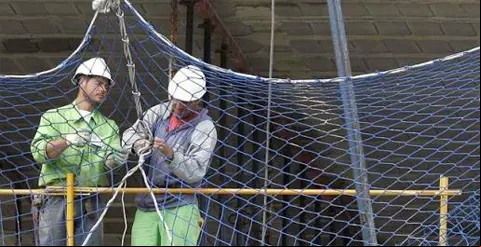 Los despidos en la construcción han disparado el coste laboral total en el sector.