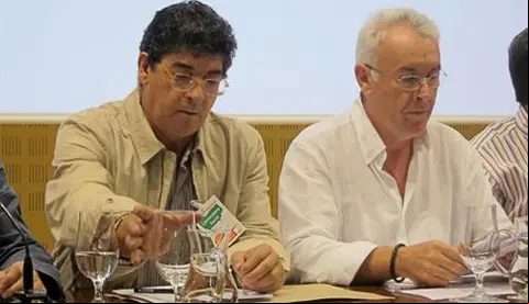 El coordinador de IU, Cayo Lara (dcha.)