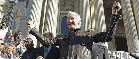 El fundador de Wikileaks, Julian Assange, ha tenido que hablar a los presentes tras ser descubierto