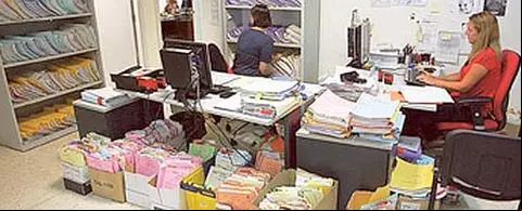 Los empleados públicos de los juzgados suelen encontrarse con montañas de papeles que suelen impedir un correcto servicio público. Foto tomada de lasprovincias.es
