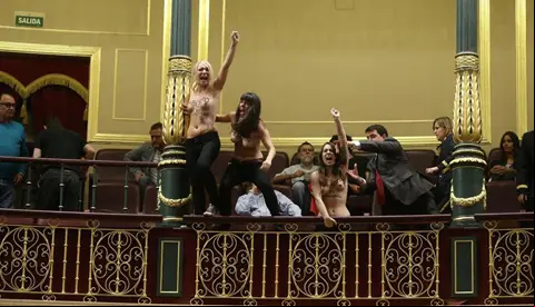 activistas en favor del aborto interrumpen en el pleno del congreso