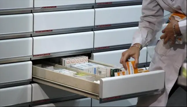una-farmaceutica-guarda-medicamentos-1442075057987