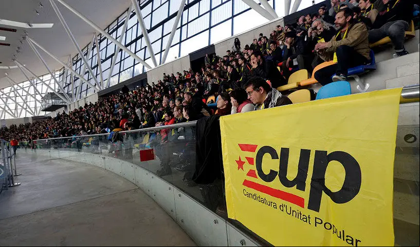 GRA013 SABADELL (BARCELONA), 27/12/2015.- Asamblea de la CUP que debate y somete a votación si sus diez diputados en el Parlament deben facilitar la investidura de Artur Mas, una decisión de la que depende que CDC y ERC puedan formar gobierno o Cataluña se vea abocada a unas nuevas elecciones anticipadas en marzo. EFE/Alberto Estévez