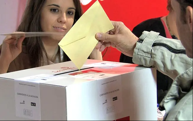 Militantes-del-PSOE-votando-en-las-Primarias