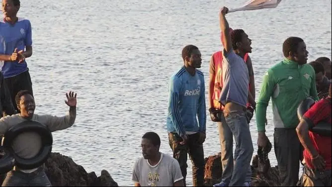 inmigrantes-subsaharianos-llegan-simultaneamente-Ceuta_430768093_37949452_667x375