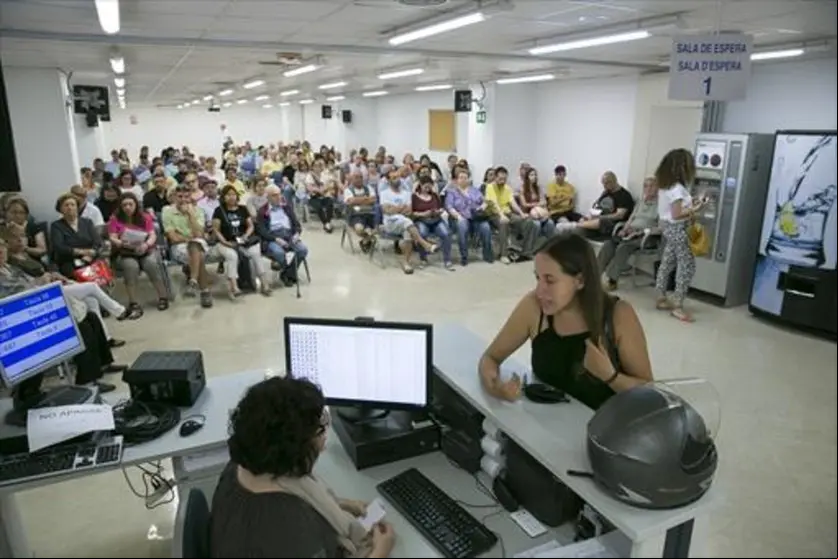 espera-espera-una-oficina-hacienda-bcn-este-mes-1467225459343