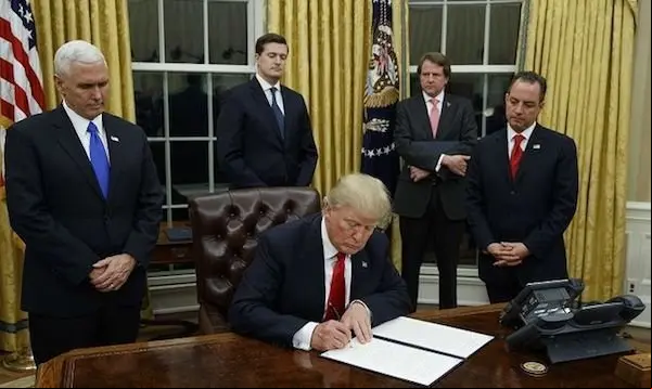donald-trump-firma-orden-presidencial