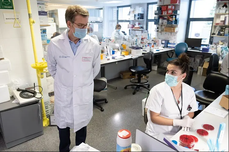 O presidente da Xunta, Alberto Núñez Feijóo, visita o laboratorio de microbioloxía do Complexo Hospitalario Universitario da Coruña. CHUAC (A Coruña), 06/05/20.