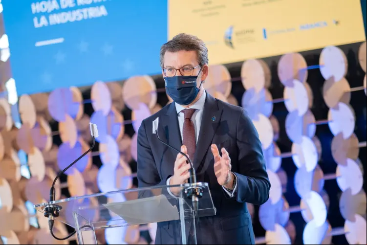 O titular do Goberno galego, Alberto N????ez Feij??o, acompa??ado do vicepresidente segundo e conselleiro de Econom??a, Empresa e Innovaci??n, Francisco Conde, participa na clausura do I Foro Industrial de Fondos Europeos de Recuperaci??n, organizado por Asime.