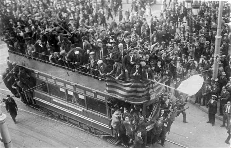 Revolutionstaumel in der neuen Republik Spanien!
Republikanische Studenten und Arbeiter durchfahren auf einer mit den Farben der Republik geschmückten Strassenbahn die Hauptstadt Madrid.