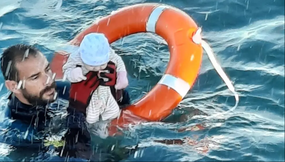 guardia civil bebe inmigrante