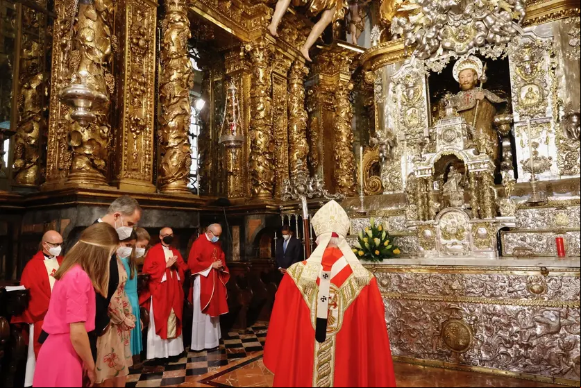 Momento de recogimiento ante la estatua del Apóstol Santiago