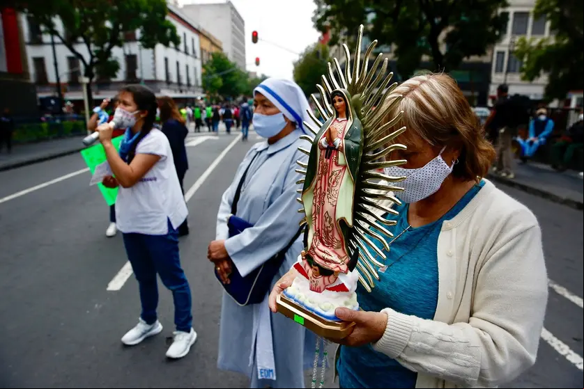 MEX786. CIUDAD DE MÉXICO (MÉXICO), 07/09/2021.- Un grupo de mujeres en contra del aborto reza durante una manifestación hoy, afuera de la Suprema Corte de Justicia de la Nación, en la Ciudad de México. La Suprema Corte de la Justicia de la Nación (SCJN) de México declaró este martes inconstitucional la penalización de las mujeres que abortan en la primera etapa del embarazo y reconoció el derecho a decidir en un fallo histórico. Por unanimidad, los ministros del pleno de la SCJN invalidaron el artículo 196 del código penal del norteño estado de Coahuila que imponía de uno a tres años de cárcel "a la mujer que voluntariamente practique su aborto o a la persona que le hiciere abortar con el consentimiento". EFE/ Carlos Ramírez