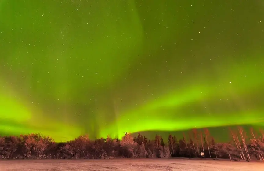 <p>Aurora boreal observada en la madrugada del 9 de octubre de 2013 desde Fort Vermilion, Alberta, Canadá. (Wikipedia).</p>