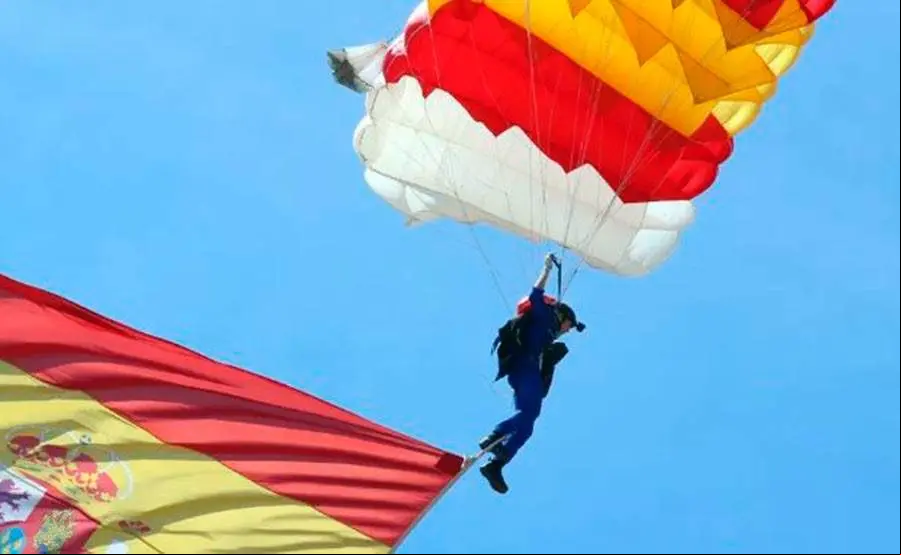 La ilicitana María del Carmen Gómez Hurtado en su salto del Día de las Fuerzas Armadas de 2023. | @CasaReal