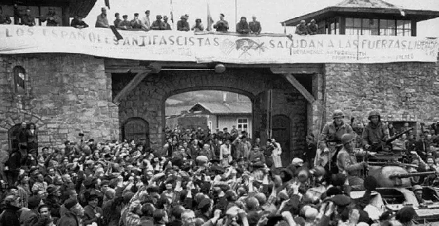 Los republicanos españoles de Mauthausen recibieron a las tropas aliadas con el cartel: "Los españoles antifascistas saludan a las fuerzas libertadoras".
