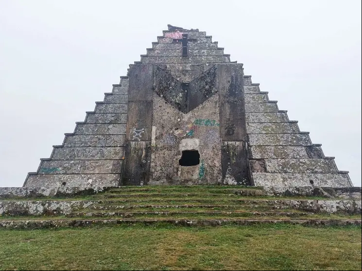 piramide_italianos_monumento_fascista