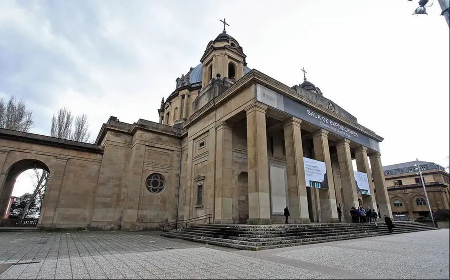 Imagen de la fachada principal de Los Caídos, Pamplona