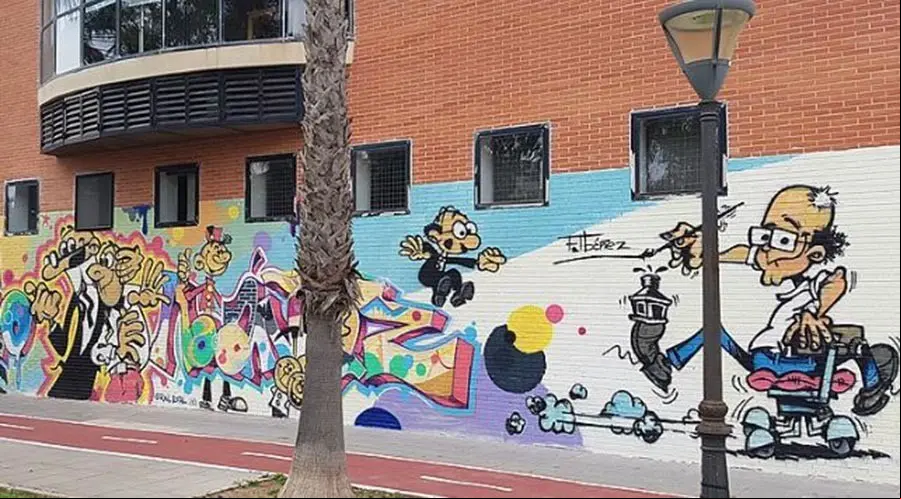 Mural de homenaje al historietista Francisco Ibáñez en la fachada del Centro Cultural Ramón Alonso Luzzy de Cartagena, creado en 2021 por Raúl Estal. (Wikipedia)