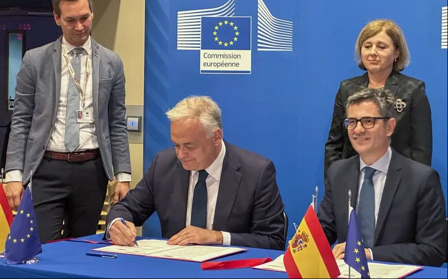 Félix Bolaños y Esteban González Pons en la firma del acuerdo