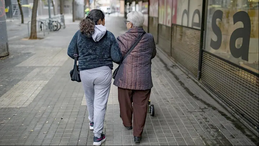 Los migrantes que viven en España son los que mayoritariamente cuidan de los mayores para que los nativos puedan acudir a sus centros de trabajo