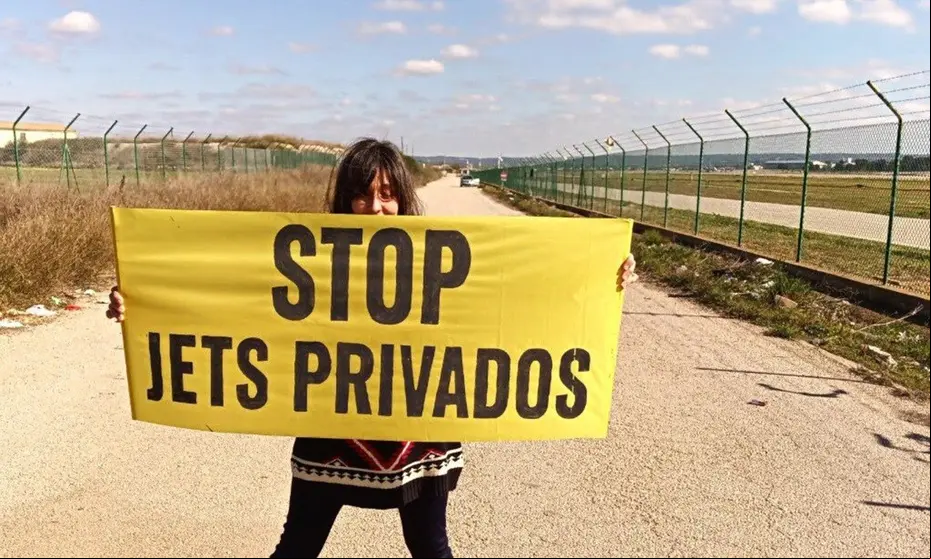15/3/2023. Palma de Mallorca, Islas Baleares, España.Activistas de Greenpeace, Extinction Rebellion, Fridays for Future y Amigos de la Tierra protestaron ayer en el aeropuerto de Palma para exigir la prohibición de los jets privados.Coincidiendo con el desfile de carnaval el próximo domingo 19 de febrero en Palma de Mallorca, un grupo de activistas denunciará los jets privados a través de una parodia para la que usarán un avión gigante de cartón.El aeropuerto de Palma registró 19.618 movimientos de jets privados en 2022, primer aeropuerto español en este ranking.Grupos ecologistas están denunciando esta semana en Mallorca el impacto en el clima y en el entorno de los vuelos privados. Activistas de Greenpeace, Extinction Rebellion, Fridays for Future y Amigos de la Tierra participaron ayer en una protesta en el aeropuerto de Palma de Mallorca para exigir la prohibición de los jets privados y, con motivo del desfile de carnaval, harán lo mismo el próximo domingo 19 de febrero a las 17h mediante una performance en tono paródico en la Plaza de España de la capital balear para la que usarán un avión gigante de cartón. ©Greenpeace
