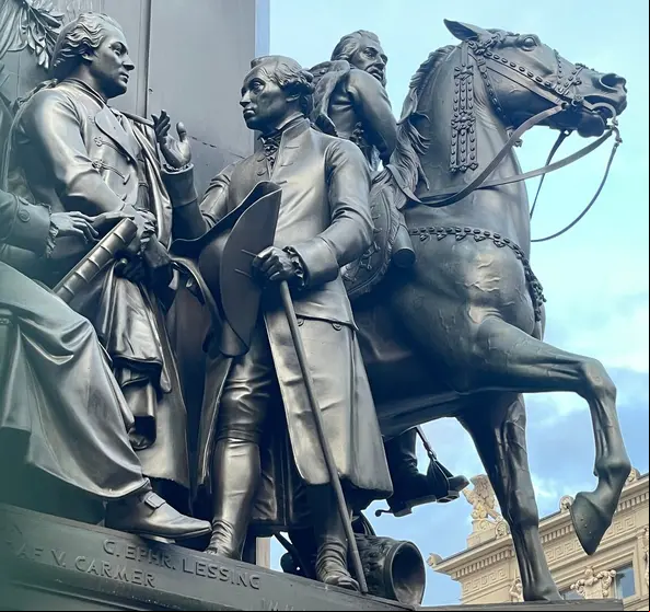 Lessing y Kant bajo la grupa del caballo de Federico el Grande. Foto: Roberto R. Aramayo