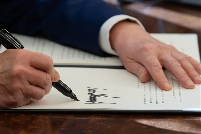 firma_trump_casa_blanca