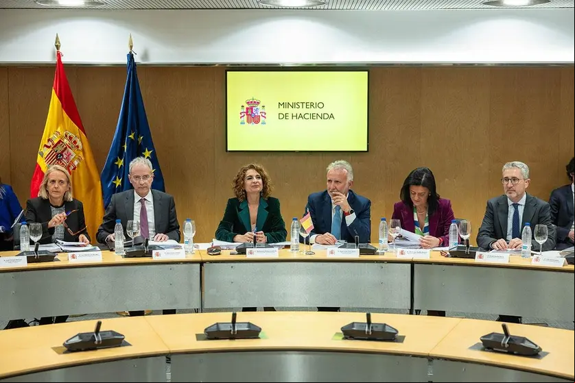 La vicepresidenta primera y ministra de Hacienda, María Jesús Montero, y el ministro de Política Territorial y Memoria Democrática, Ángel Víctor Torres, durante la reunión del Consejo de Política Fiscal y Financiera.
