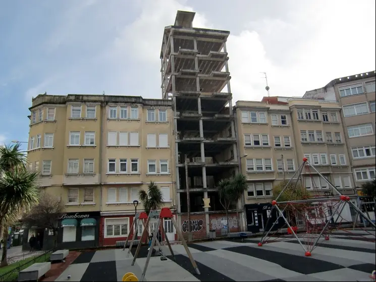 Burbuja_Inmobiliaria_Española_1997_-_2007._Obra_paralizada_en_Plaza_del_Padre_José_Rubinos,_A_Coruña,_España