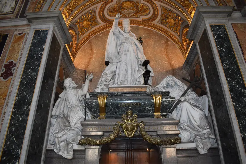 Tumba de León XIII, de Giulio Tadolini, San Juan de Letrán, Roma