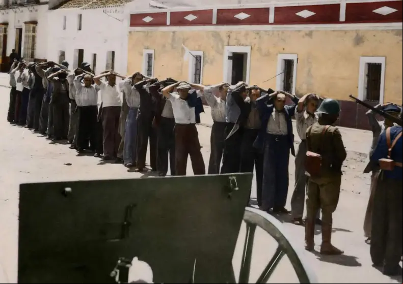 Detenidos republicanos tras la caída de Utrera, julio 1936. Fotografía de Juan José Serrano (Biblioteca Nacional de España), coloreada por Jordi Bru para el libro Sangre en la frente. La Guerra Civil en color.