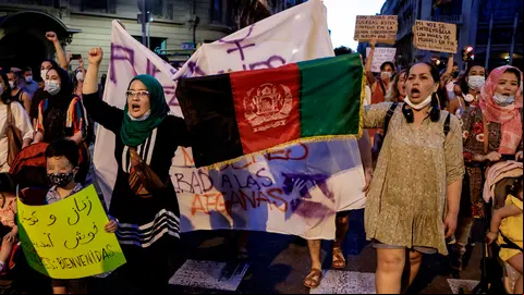 GRAF4376. BARCELONA, 17/08/2021.- Mujeres afganas residentes en Barcelona acompañadas por la agrupación Catalunya Abolicionista Plataforma Feminista (CATAB) protestan ante la sede de la ONU en la Barcelona y reclaman una respuesta internacional urgente para proteger a las mujeres y niñas afganas tras la victoria de los talibanes. EFE/Quique Garcia
