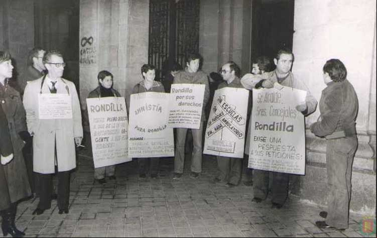 Foto-1.--de-la-Asociaciómn-Vecinal-de-la-Rondilla-en-las-puertas-del-Ayuntamiento.bbb