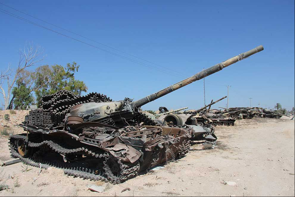 Tanks_outside_of_Misrata_(6)_(8288579409)bbb