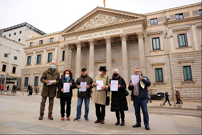 Familiares frente al Congreso con las peticiones registradas a la presidenta, Meritxell Batet y a los grupos parlamentarios