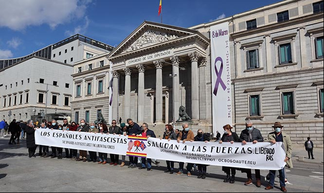 Los familiares extienden frente al Congreso la reproducción de la pancarta de Mauthausen