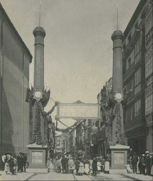Arco levantado por la Sociedad Industrial Castellana con motivo de la visita del Rey Alfonso XIII a Valladolid en septiembre de 1903