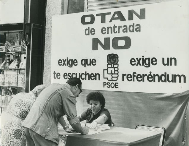 El PSOE ha instalado mesas para recoger firmas en apoyo de su postura respecto al ingreso de Espa??a en la OTAN