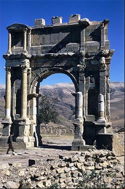 El arco de Caracalla en Djémila en Argelia.