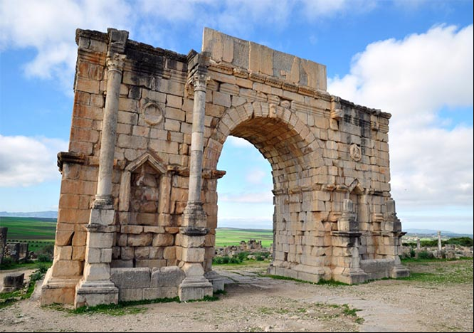 El arco de triunfo del emperador Caracalla en Volubilis en Marruecos.
