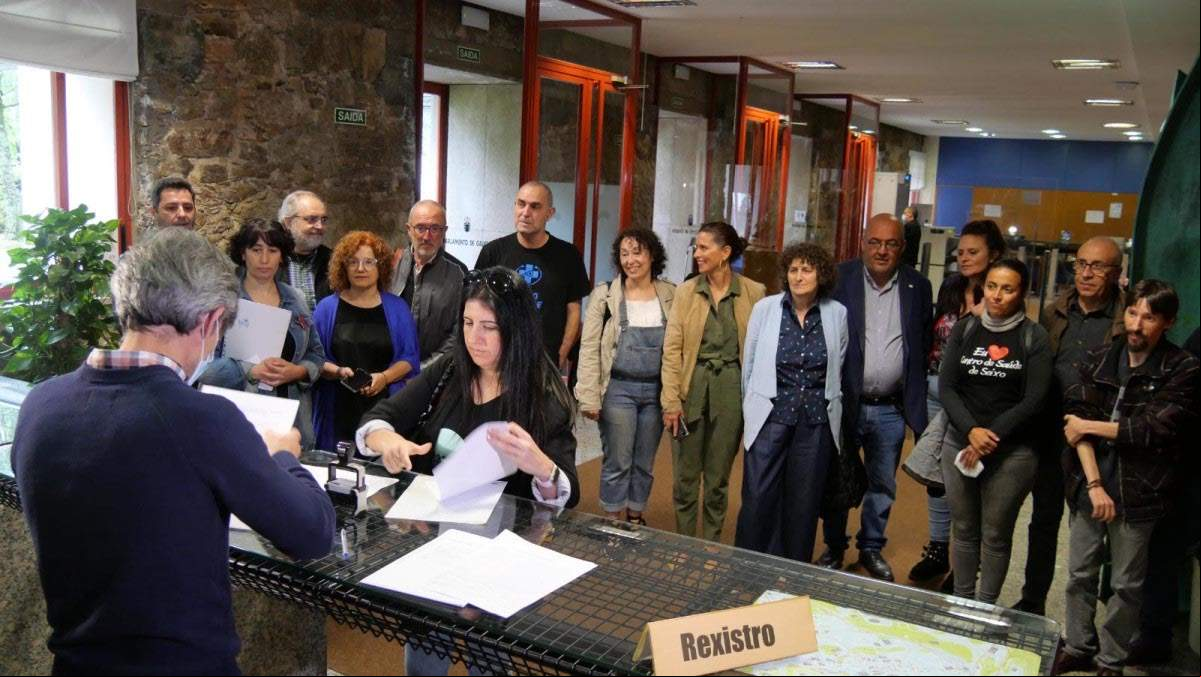 Presentación en el Rexistro del Parlamento Galego de una ILP para salvar la Atención Primaria | Foto: Plataforma en Defensa do Centro de Saúde de Seixo