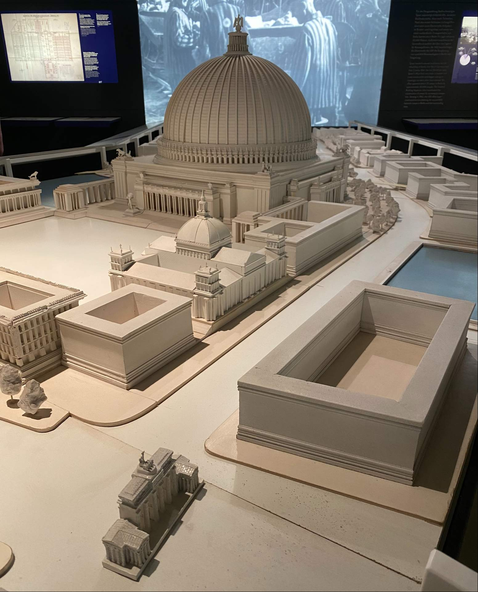 Detalle de la maqueta hecha para El Hundimiento y exhibida en la exposición El Mito de Germania, donde se aprecia la Puerta de Brandenburgo y el edificio del Reichstag.