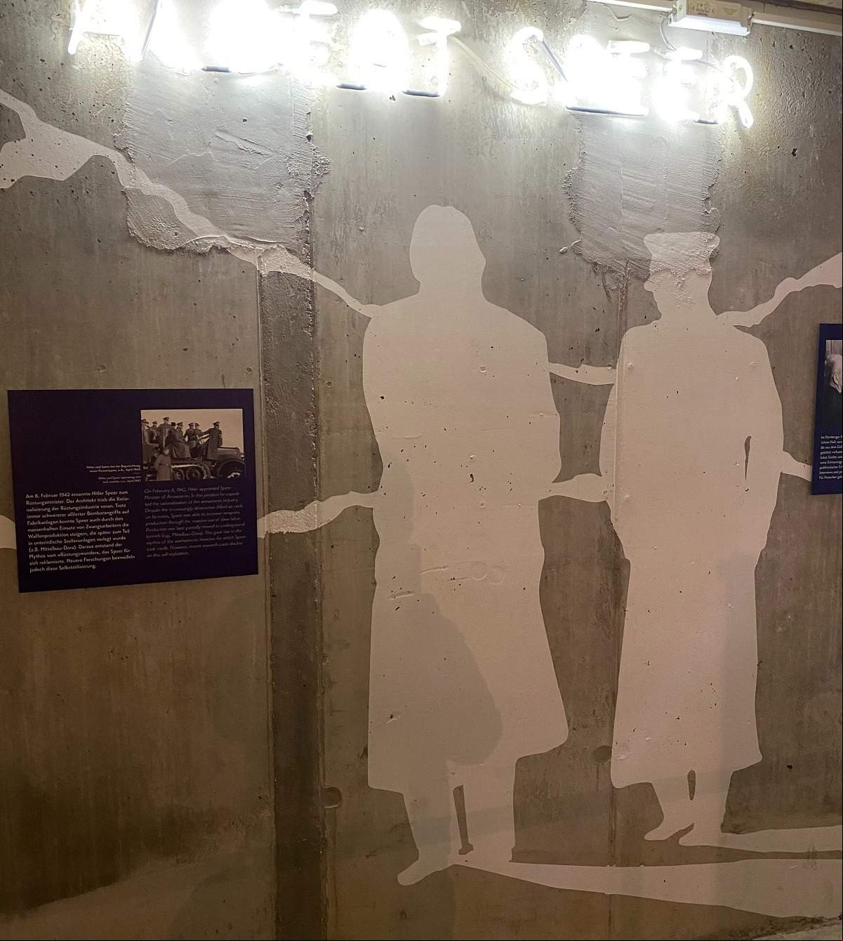 Siluetas de Albert Speer y Adolf Hitler sacadas de la foto que les tomó Hofmann junto al Nido del Águila.