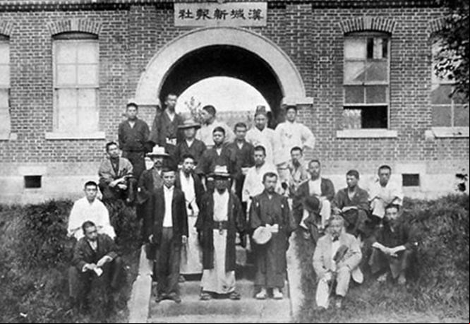 Los supuestos asesinos de la reina Min se tomaron una fotografía frente al edificio del periódico Hanseong en Seúl