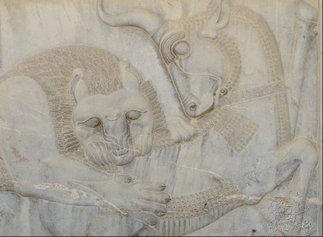 Relieve simbólico del león comiéndose al toro (lo nuevo sustituye a lo viejo)