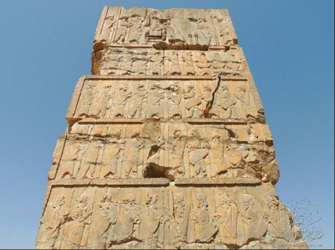 Columna de los diez mil inmortales en Persépolis