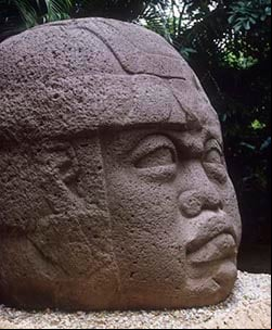 Cabezas colosales talladas en piedra