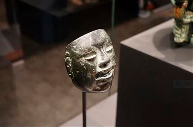 Máscara de piedra olmeca